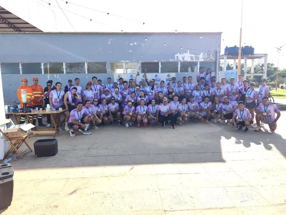 Participantes da 1ª Corrida do Agosto Lilás durante a concentração na Praça da Juventude, em Plácido de Castro, em uma manhã de esporte e conscientização - Foto: Divulgação.