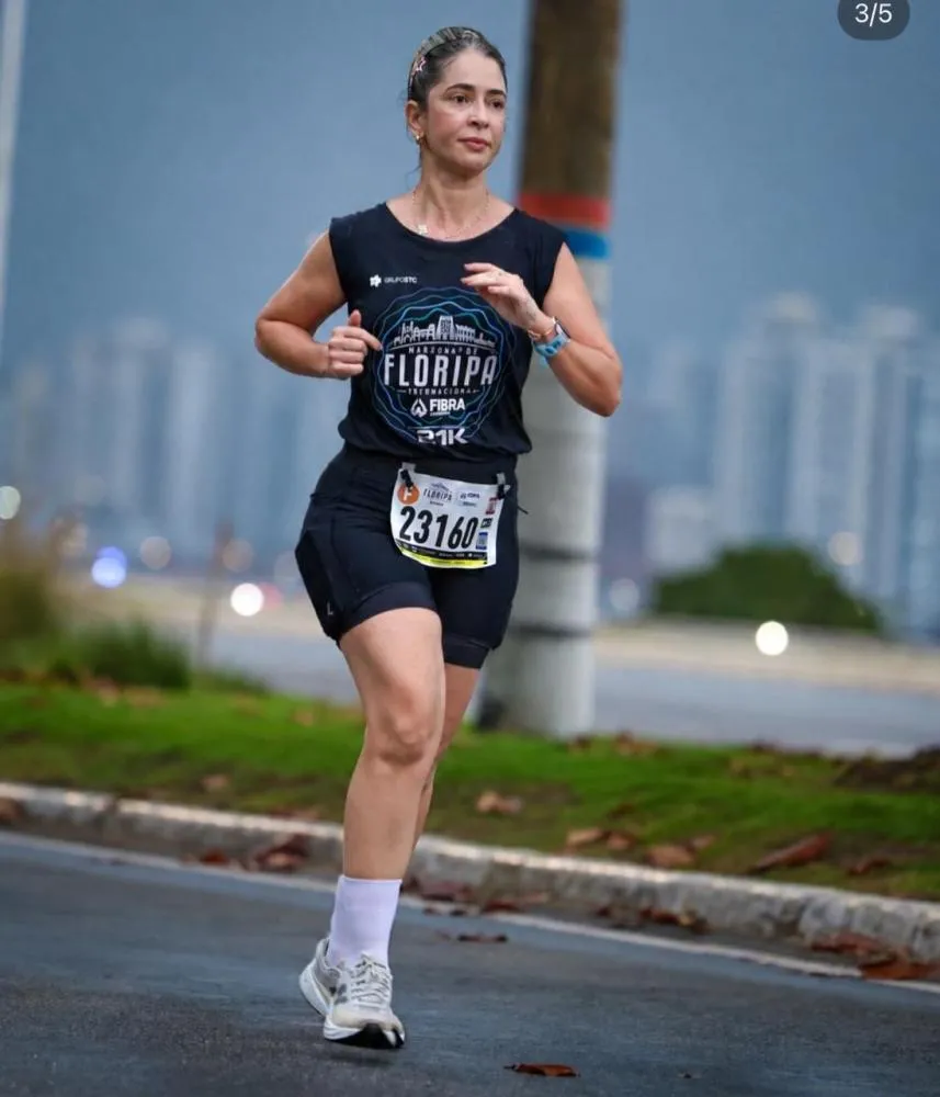 Farmacêutica Marília Lis Oliveira Guedes, da rede Farmácias Gaste Menos, representa o Acre na Maratona Internacional de Floripa e comemora a conquista de sua medalha - Foto cedida.