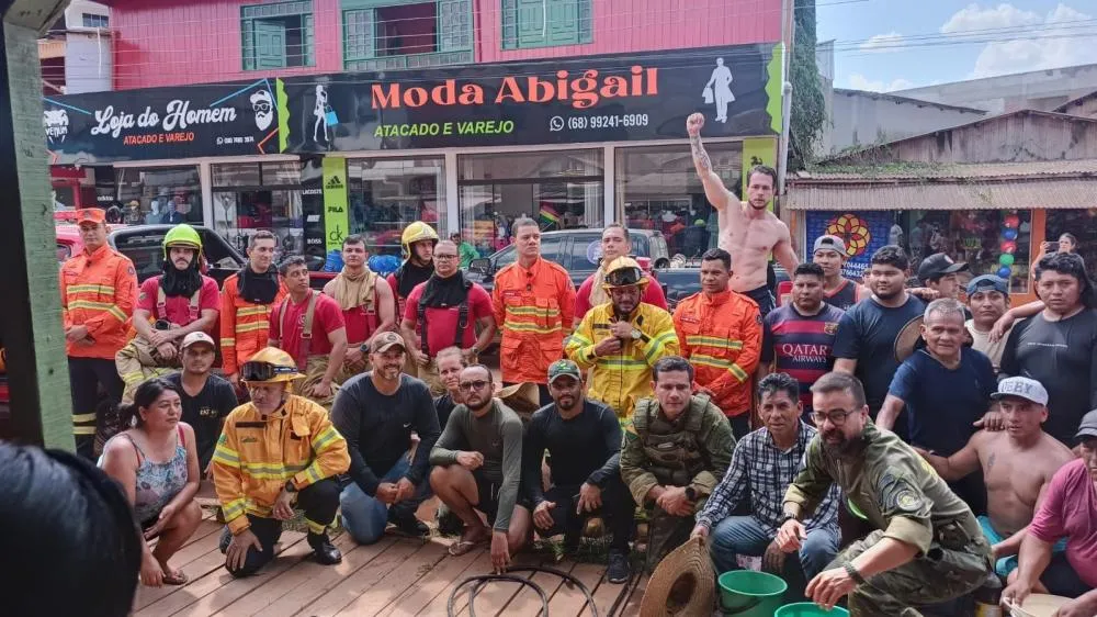 Equipes de segurança e moradores atuam no combate ao incêndio que atingiu um depósito de madeira em Puerto Evo, na Bolívia - Foto cedida.