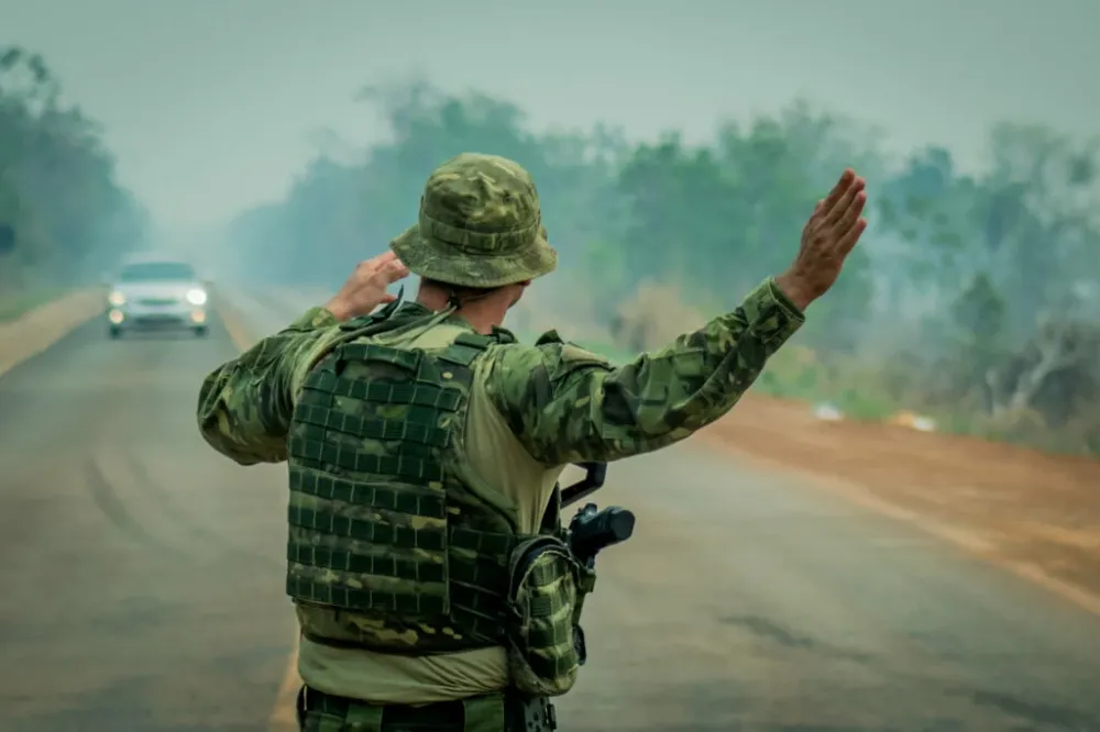 Policiais do Grupo Especial de Operações em Fronteira (GEFRON) durante ação de fiscalização na região de fronteira do Acre; operações miram o tráfico de drogas, descaminho, organizações criminosas e outros delitos transfronteiriços - Foto ilustrativa.