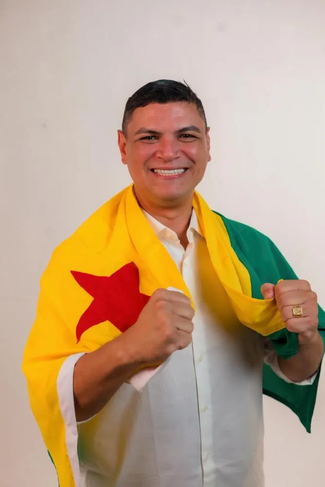 Deputado estadual Tio Pablo Bregense durante agenda política no Acre; parlamentar aparece em quarto lugar na Pesquisa Perfil para deputado estadual, com 1,8% das intenções de voto - Foto reprodução.