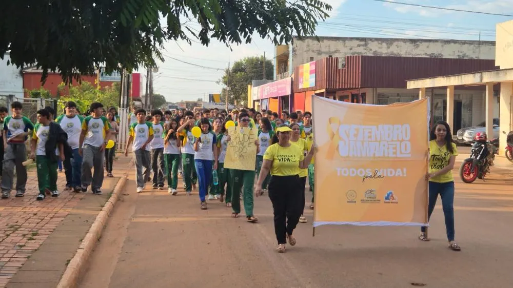 Participantes da Caminhada pela Vida percorrem as ruas de Plácido de Castro durante a mobilização do Setembro Amarelo, reforçando a importância do cuidado com a saúde mental e da valorização da vida - Foto: Eclesiastes Oliveira