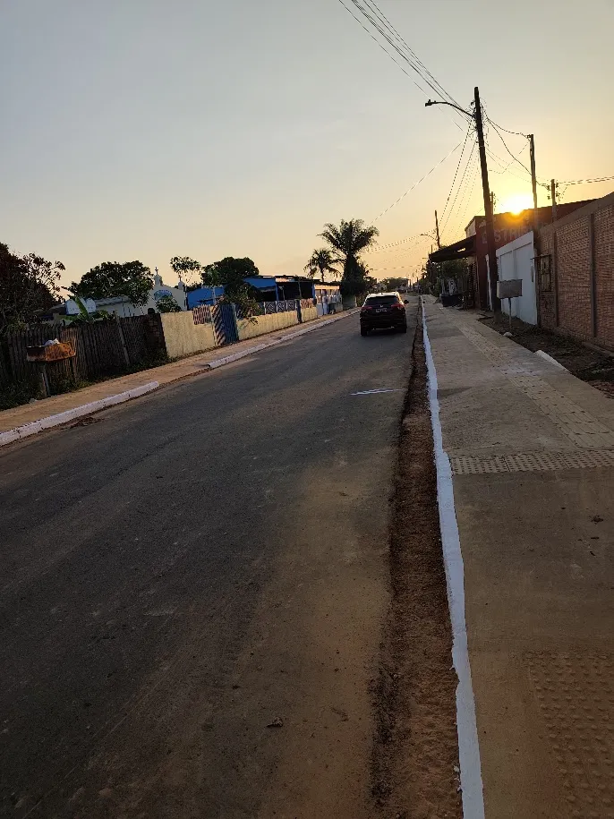 Trecho da Rua Wilson Tendro de Carvalho recebe novas melhorias de pavimentação e calçadas no Centro de Plácido de Castro - Foto: Assessoria. 