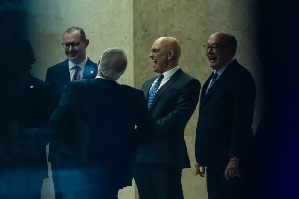 Após sessão plenária do Supremo Tribunal Federal (STF), e histórias ligando Alexandre de Moraes a Daniel Vorcaro, ministros são flagrados dando risada na saída do plenário • Brenno Carvalho/Agência O Globo