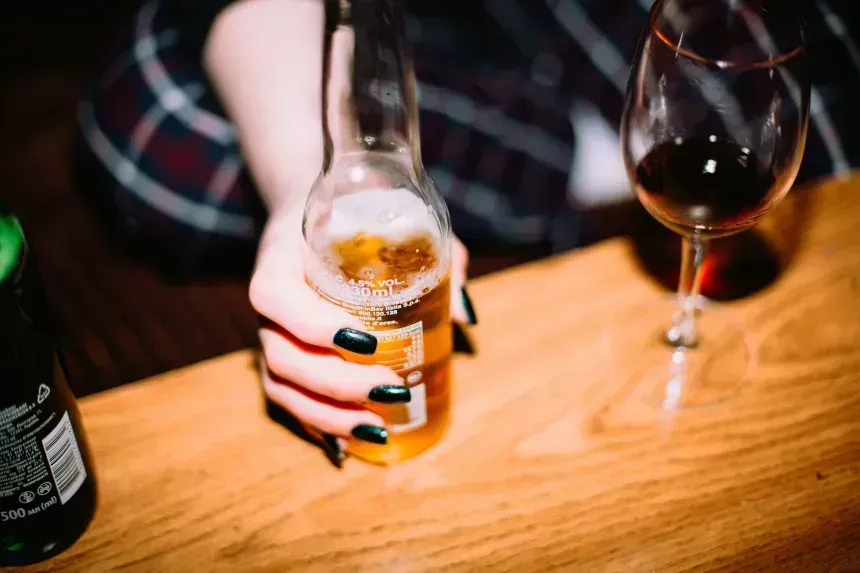 O consumo de apenas uma dose padrão de bebida alcoólica por dia contribuiu para um risco maior de câncer relacionado ao álcool. • Dmytro Betsenko/Moment RF/Getty Images