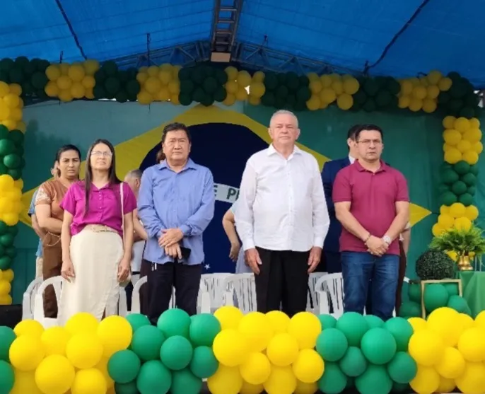 Prefeito Camilo da Silva, vice-prefeito Luiz Hasimoto, autoridades, estudantes e moradores participam da celebração pelos 37 anos de Vila Campinas, em Plácido de Castro - Foto: Assessoria de Comunicação.