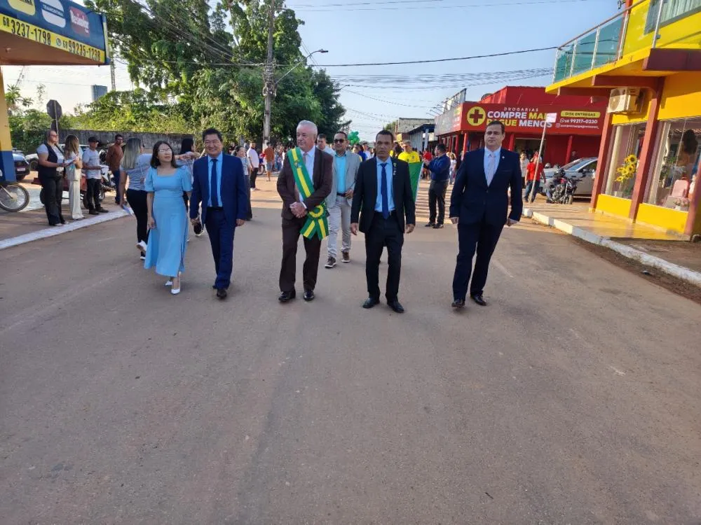 Autoridades, estudantes e representantes de instituições participam da solenidade de 7 de Setembro na Praça dos Seringueiros, em Plácido de Castro - Foto: Assessoria de Comunicação.