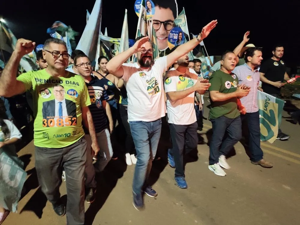 Alan Rick cumprimenta moradores e comerciantes durante caminhada de campanha pela Avenida Diamantino Augusto de Macedo, em Plácido de Castro - Foto: IP - Comunicação.