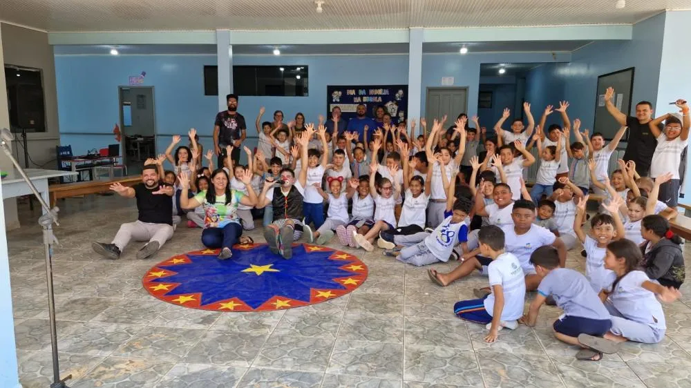 Estudantes da Escola Municipal Elias Mansour Simão participaram de uma manhã especial com arte, diversão e entretenimento durante ação do Projeto Sesc Vai à Escola, em Plácido de Castro - Foto cedida.