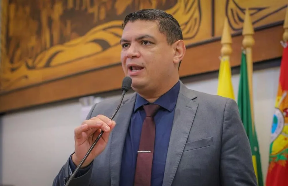 Deputado estadual Tio Pablo durante audiência pública na Assembleia Legislativa do Acre, onde defendeu o fortalecimento das políticas públicas destinadas às pessoas diagnosticadas com lúpus e fibromialgia - Foto reprodução.
