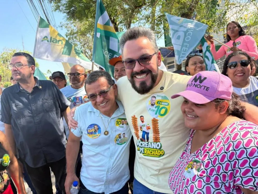 Alan Rick participa de caminhada pelo Centro de Rio Branco ao lado de apoiadores e eleitores durante atividade de campanha nesta quinta-feira (10) - Foto: Saimo Martins/Ac24Horas.