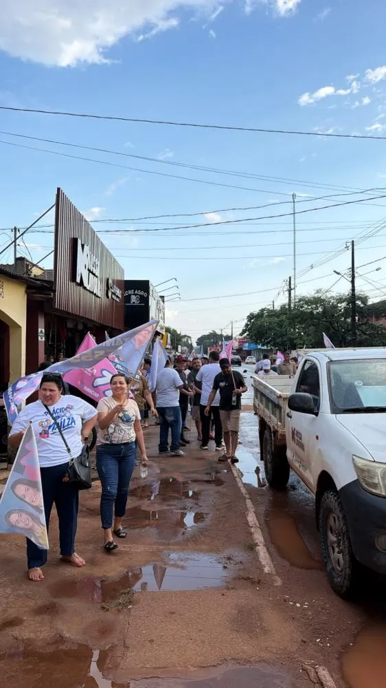 Apoiadores de Mailza Assis percorrem a Avenida Diamantino Augusto de Macedo, no centro de Plácido de Castro, durante mobilização de campanha realizada nesta sexta-feira (11) - Foto cedida. 