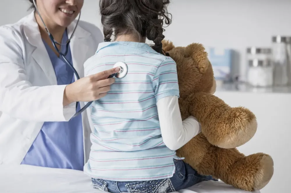 Acompanhamento pediátrico regular e hábitos saudáveis são essenciais para prevenção e diagnóstico de doenças cardiovasculares • Foto: Terry Vine/Getty Images