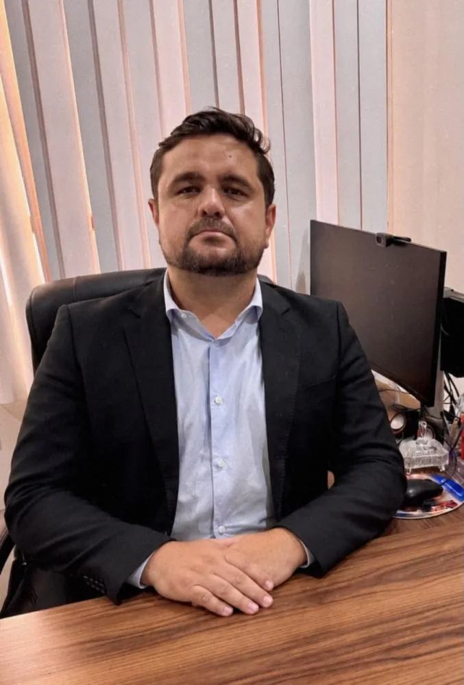Advogado Dennys Ferreira de Oliveira conduziu a defesa de Alisson Pereira da Silva, absolvido pela Justiça após o reconhecimento da legítima defesa de terceiro - Foto: Arquivo pessoal.