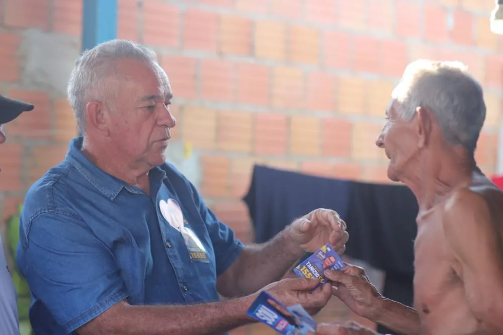 Prefeito Camilo da Silva participa de mobilização de campanha de Mailza Assis no bairro Frei Peregrino, em Plácido de Castro - Foto cedida.