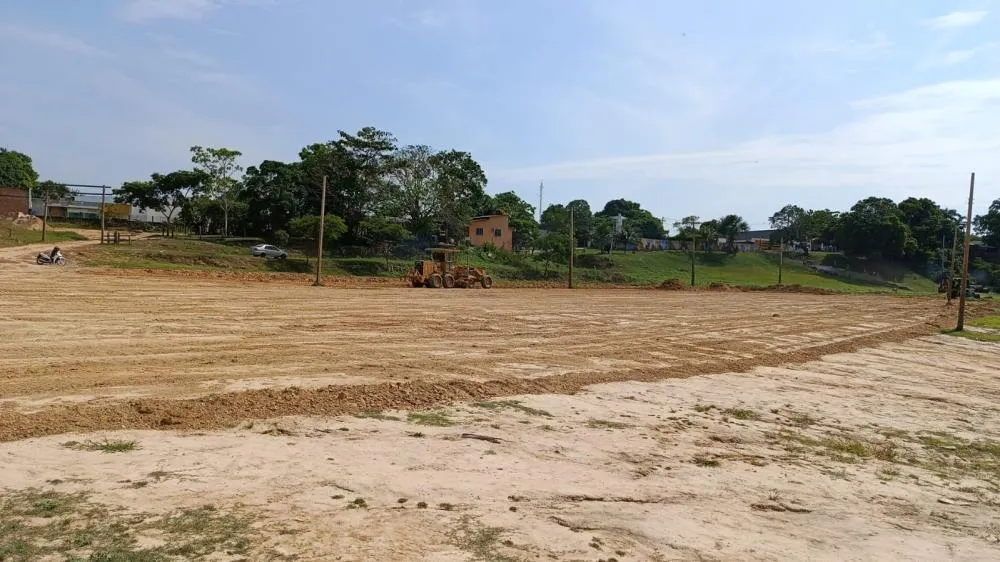 Equipes trabalham na preparação da Praia do Rio Abunã para o Festival do Surubim 2026, que acontece nos dias 25, 26 e 27 de setembro, em Plácido de Castro - Foto: Assessoria.