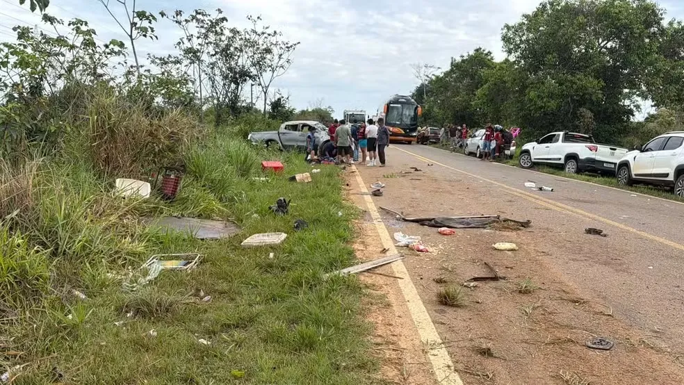 Acidente aconteceu entre os quilômetros 10 e 11 da BR-317, próximo a um balneário, na manhã deste sábado (19) — Foto: Eldson Júnior/Rede Amazônica