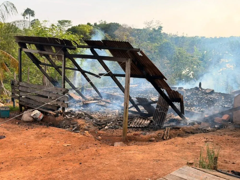 Residência localizada na Rua Pedro Rodrigues foi destruída pelas chamas na manhã deste domingo, em Acrelândia; durante o resgate dos irmãos, menino de 12 anos sofreu queimaduras em cerca de 50% do corpo - Foto cedida.