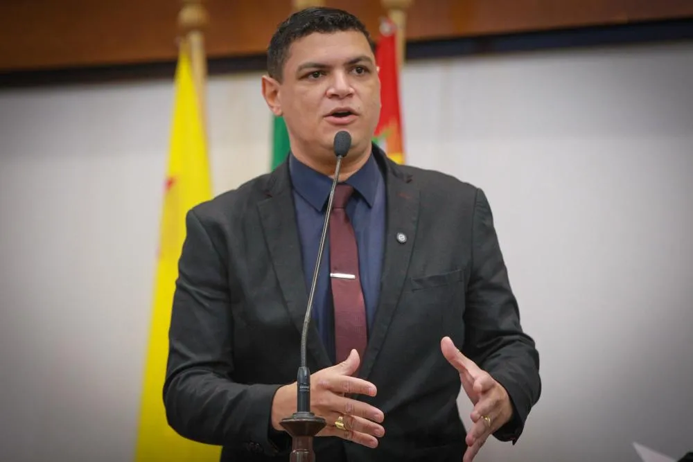 Deputado estadual Pablo Bregense durante atividade parlamentar voltada à defesa de políticas de inclusão e garantia de direitos para estudantes com transtornos do neurodesenvolvimento no Acre - Foto: Sérgio Vale 