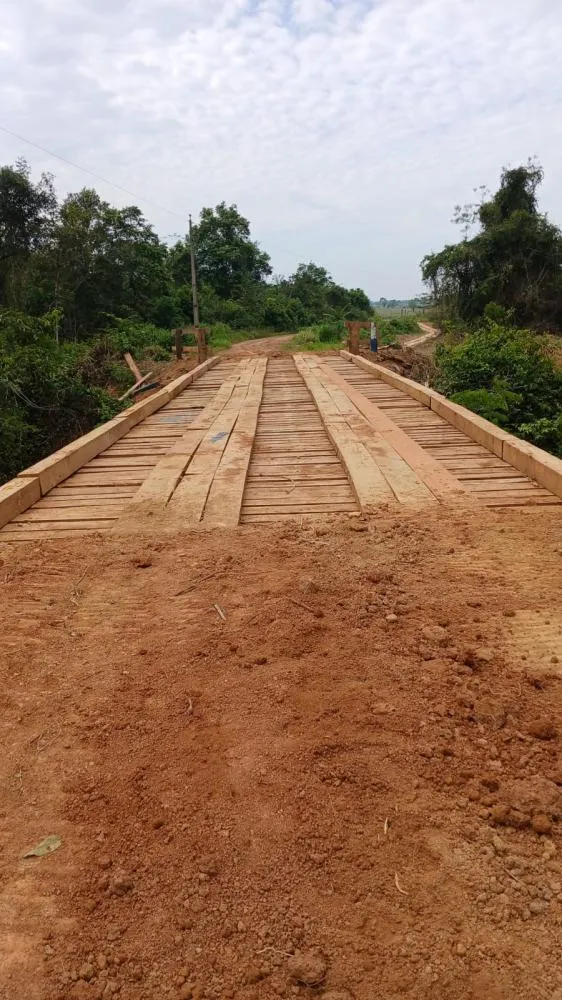 Ponte de madeira reconstruída pela Prefeitura de Plácido de Castro no Ramal Samaúma, na zona rural do município - Foto cedida.