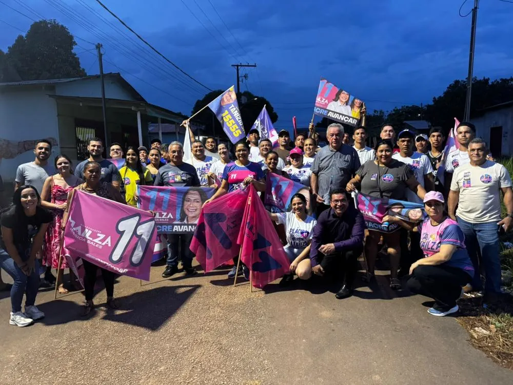 Apoiadores de Mailza Assis percorrem as ruas do bairro Thaumaturgo com bandeiras durante mobilização de campanha realizada nesta terça-feira (22) - Foto cedida.