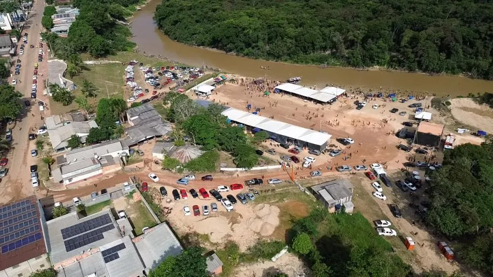 Público acompanha a programação do Festival do Surubim às margens do Rio Abunã, em Plácido de Castro, durante o encerramento da edição 2026 - Foto: Assessoria.