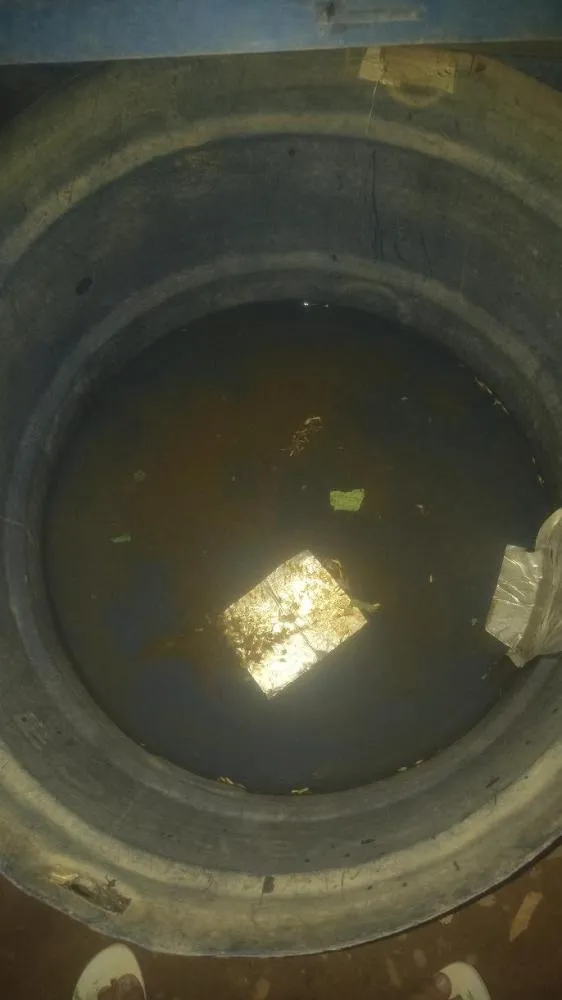Caixa d’água de morador de Acrelândia apresenta água com aspecto barrento e acúmulo de lodo, segundo denúncia, tornando o conteúdo impróprio para uso - Foto cedida. 
