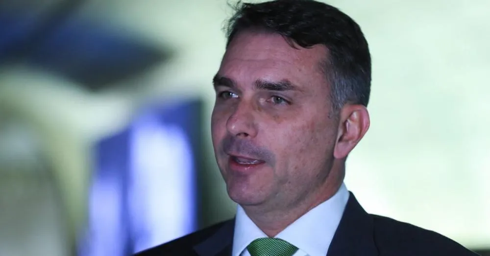 Flávio Bolsonaro disputa o segundo turno com uma agenda econômica que prevê redução da estrutura do Estado e revisão tributária. (Foto: Agência Brasil)