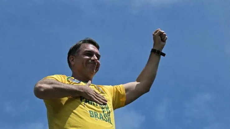  Flávio Bolsonaro, candidato à presidência pelo PL, gesticula para apoiadores durante ao em Santa Bárbara D'Oeste, no interior de São Paulo Imagem: Nelson Almeida/AFP