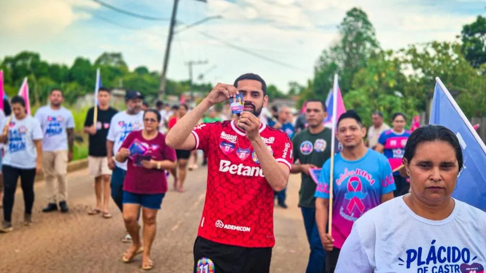 Apoiadores de Mailza Assis percorrem ruas dos bairros São Cristóvão e Olaria, em Plácido de Castro, durante mobilização realizada na tarde desta terça-feira (6) - Foto cedida. 