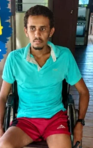 Eliseu da Silva Santos aparece em uma cadeira de rodas após sofrer um acidente de trabalho com uma roçadeira; campanha solidária pede apoio da comunidade para ajudá-lo neste momento de dificuldade - Foto: Arquivo.
