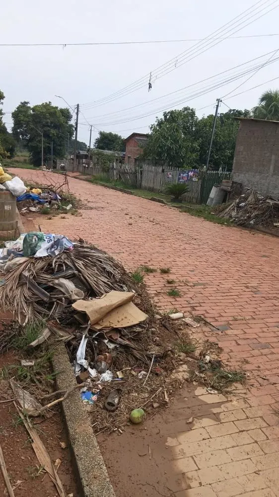 Lixo e entulhos descartados irregularmente às margens da Rua Manuel Maia, no bairro Magrão, motivam cobranças por limpeza e providências do poder público - Foto cedida. 