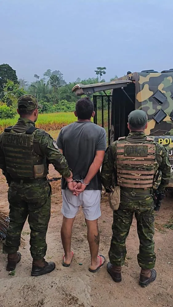 Equipe do Gefron durante ação policial que resultou no cumprimento de mandado de prisão na zona rural de Epitaciolândia - Foto: Ascom. 