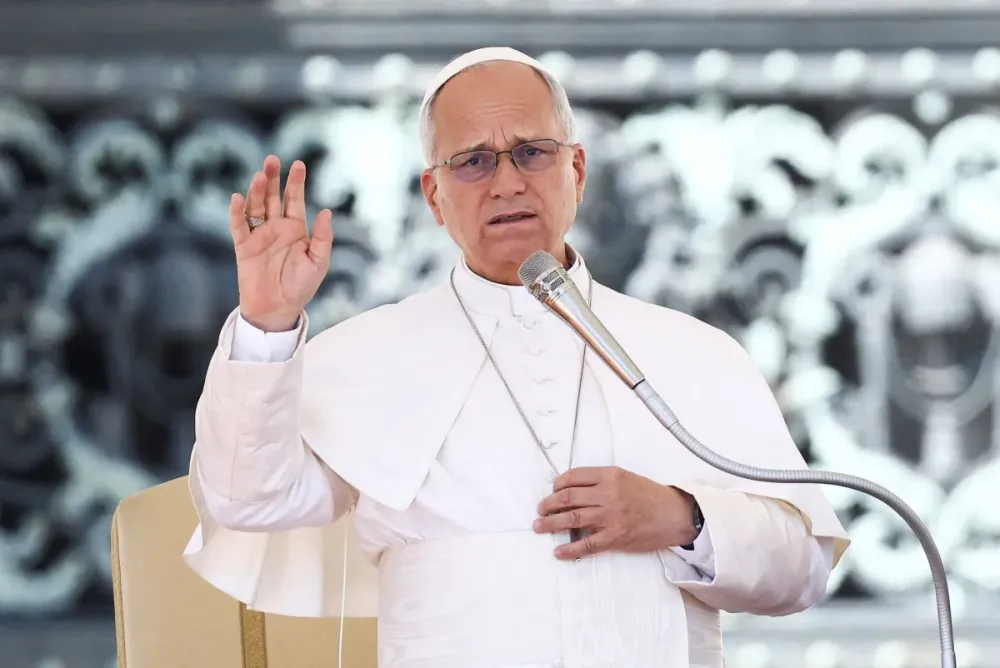Papa Leão retira parte do pulmão e tem câncer confirmado, diz Vaticano
