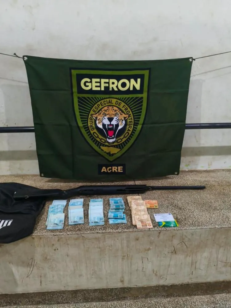 Polícia apreende motocicleta, R$ 26,5 mil em espécie e carabina com indícios de adulteração após fuga de suspeitos no interior do Acre - Foto cedida.