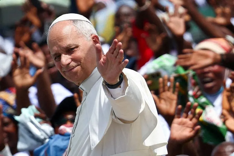 Papa Leão XIV durante visita a Angola • Papa Leão XIV acena ao chegar para celebrar uma Santa Missa em Saurimo, Angola, em 20 de abril de 2026. REUTERS/Guglielmo Mangiapane