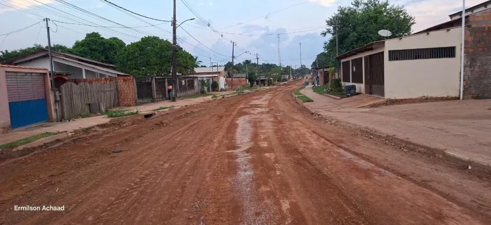 Máquinas da Prefeitura de Plácido de Castro realizam os serviços de raspagem na Avenida Epitácio Pessoa, etapa preparatória para a implantação da nova pavimentação asfáltica - Foto: Ermilson Achaad.