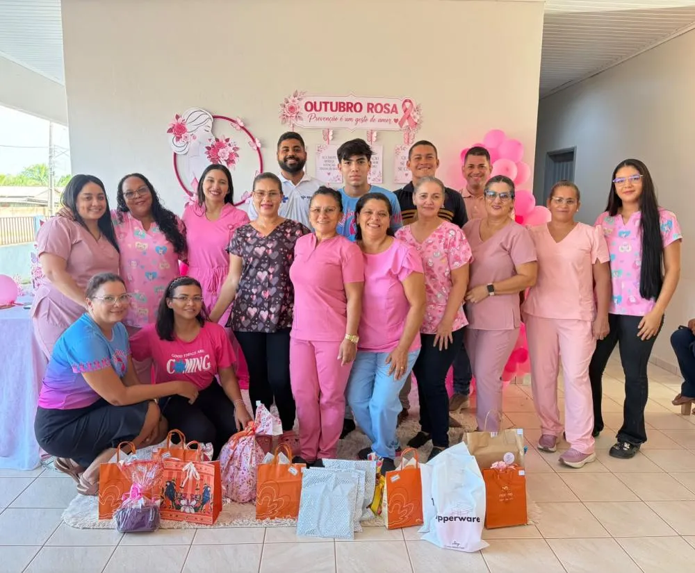 Profissionais da Unidade de Saúde Dolores da Silva Valentim durante ação alusiva ao Outubro Rosa, marcada pela conscientização, pelo acolhimento e pelo compromisso com a saúde da mulher - Foto cedida.