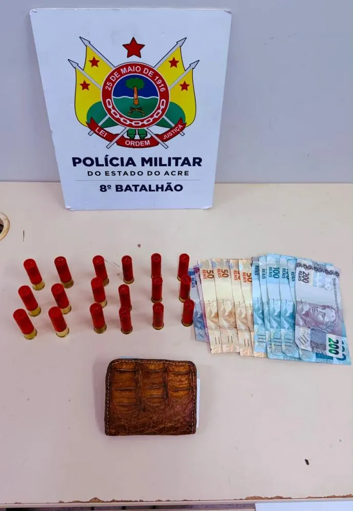 CHAPÉU: FISCALIZAÇÃO POLICIAL Policiais militares apreenderam 18 cartuchos de munição durante fiscalização de um táxi na BR-364, em Sena Madureira - Foto: Ascom/PMAC.