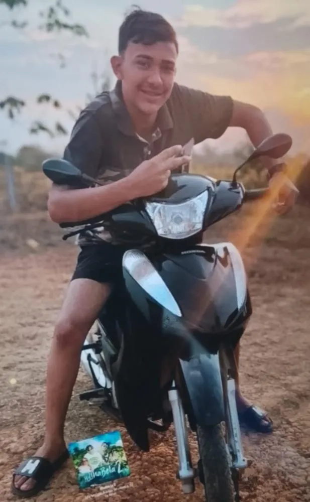 Kássio Lucas Santos Nonato, de 19 anos, morreu após uma colisão frontal entre a motocicleta em que estava e uma Fiat Strada, na Linha 7, zona rural de Acrelândia. A irmã dele ficou gravemente ferida - Foto cedida.