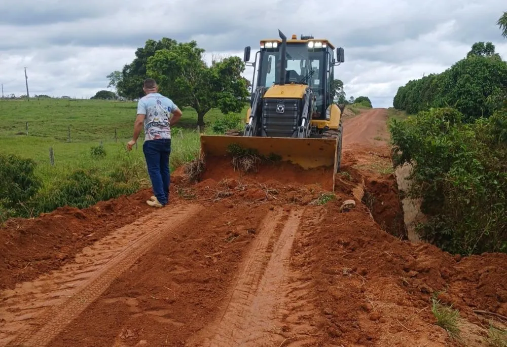 Equipe da Secretaria Municipal de Infraestrutura, Obras e Serviços Urbanos realiza serviços de recuperação da ponte e melhorias na via do Ramal Samaúma, na zona rural de Plácido de Castro, como parte do cronograma de manutenção da infraestrutura rural do 