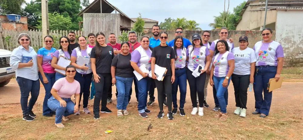 O prefeito Camilo da Silva, o secretário de Gestão Pública, Roger Lima, vereadores e equipes municipais participaram da mobilização social e dos serviços de limpeza realizados no bairro Olaria, em Plácido de Castro - Foto: Assessoria. 