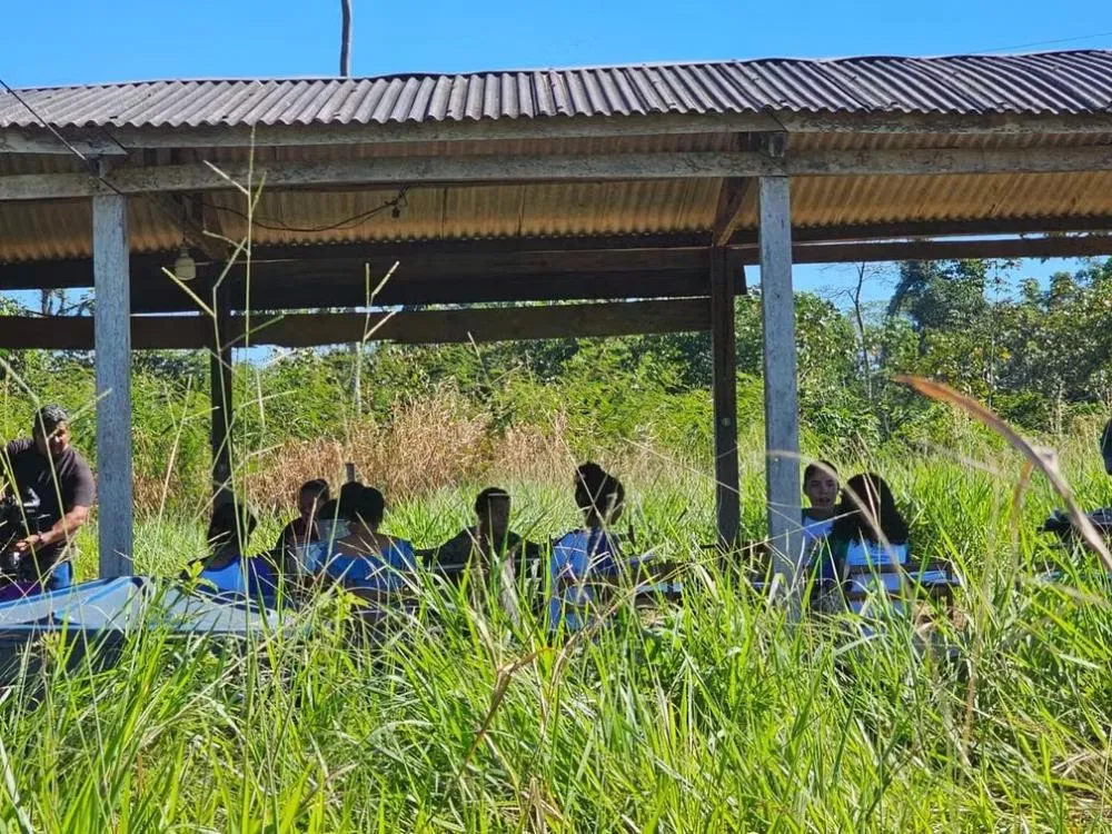 Em meio ao mato e à poeira, alunos de zona rural no AC enfrentam condições precárias em casebre sem paredes: 'É muito ruim'