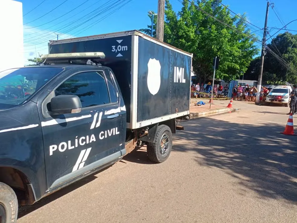 Após esfaquear homem, suspeito parte para cima de PMs e é morto no AC; corporação lamentou ocorrido