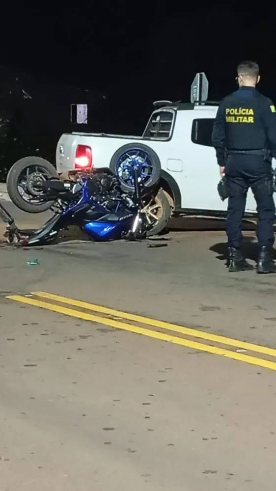 Jovem sofre grave acidente ao colidir motocicleta contra traseira de Saveiro Cross, em Plácido de Castro