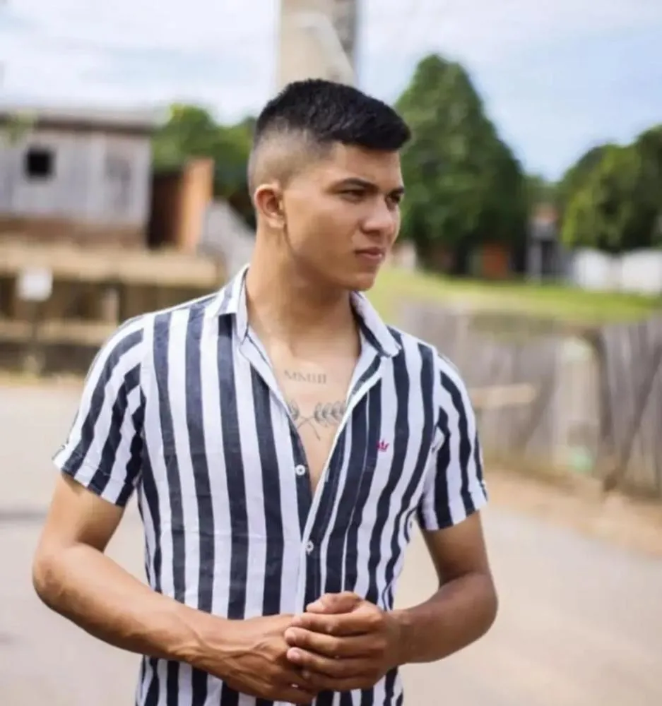 Jovem morador de Plácido de Castro morre após passar em quebra-mola e colidir com palmeira, em Rio Branco
