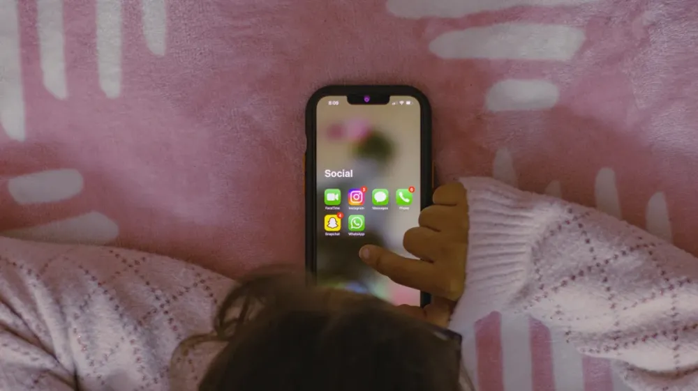 Estudo alerta sobre riscos do excesso digital e suicídio entre adolescentes