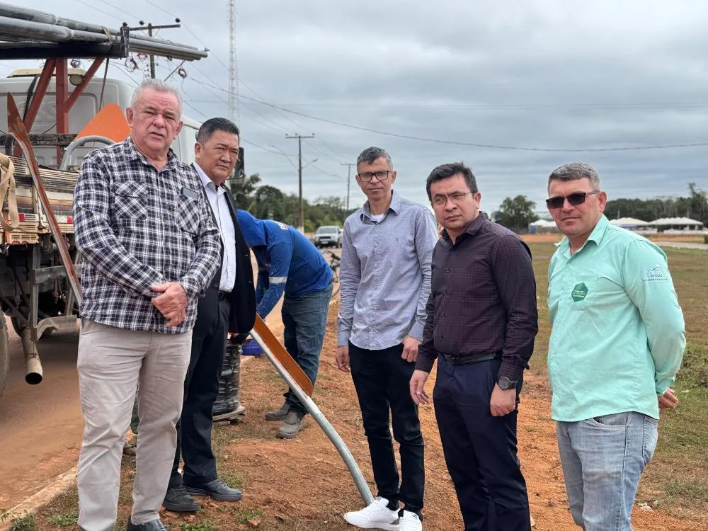 Com investimentos de R$ 200 mil, Prefeitura de Plácido de Castro implanta iluminação pública em trecho da Praça da Juventude à Escola João Ricardo de Freitas
