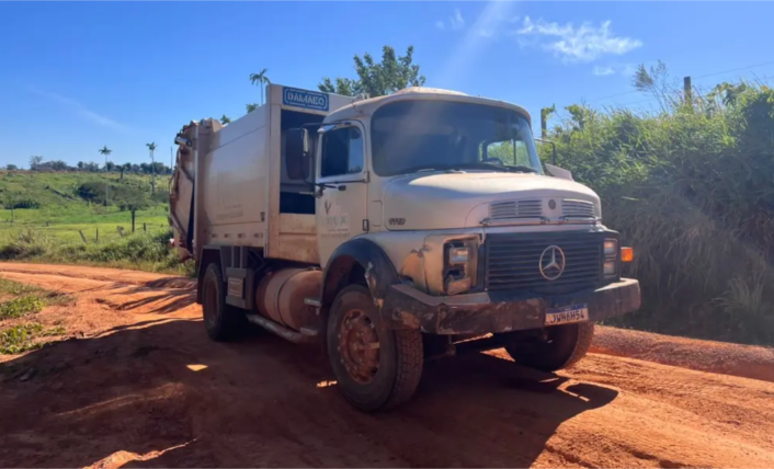 Caminhão de lixo é roubado e coletores são feitos reféns na zona rural de Capixaba