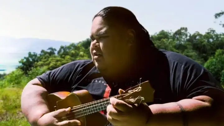 A inusitada e bonita história por trás da tocante versão de “Somewhere Over The Rainbow”